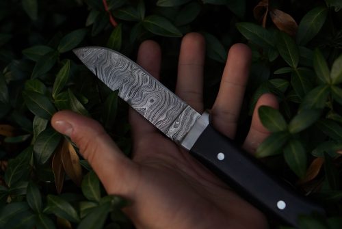 Damaszenermesser in der Hand