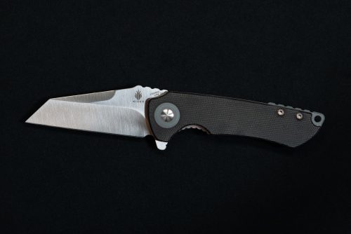 Kizer Mini Critical Micarta Black - black background - detail view
