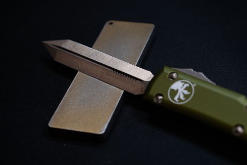 Microtech Ultratech - Spartan Blade auf einem Schärfstein